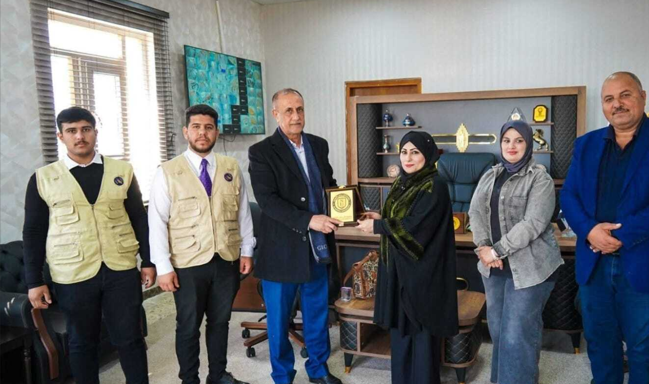 كرم السيد رئيس الجامعة الفريق التطوعي بدرع الجامعة تقديراً لجهودهم