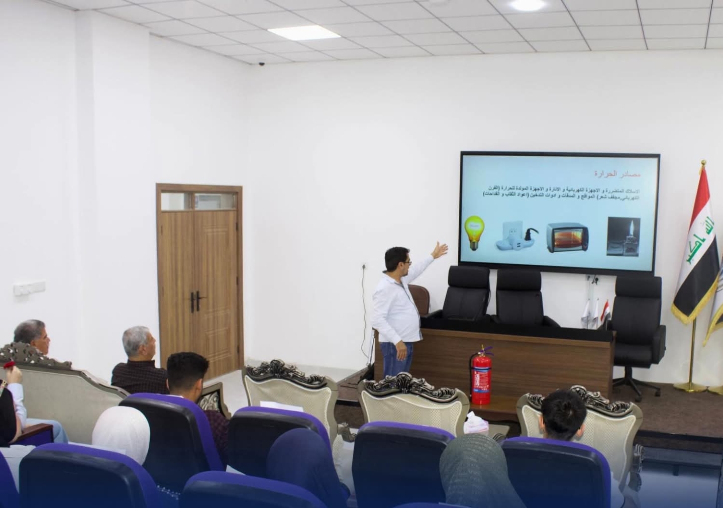 ندوة توعوية حول الدفاع المدني في قاعة الجامعة
